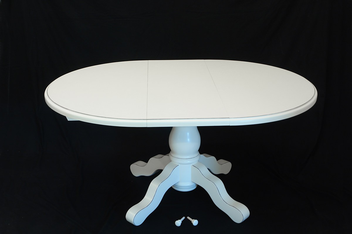 Geschmackvoller runder Esstisch im ländlichen Stil in Cremeweiß