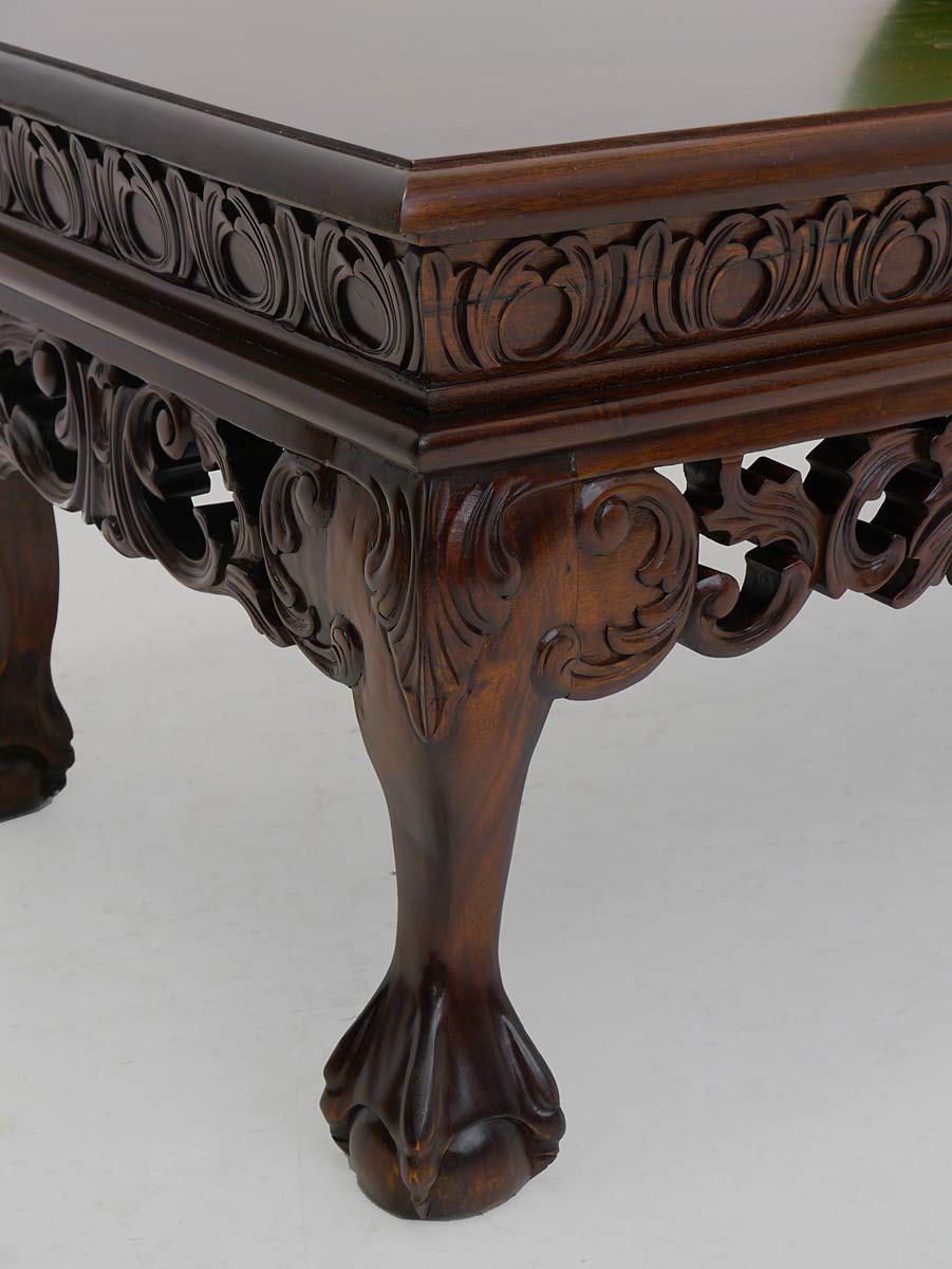 Wunderschöner Couchtisch aus Massivholz im Chippendale Stil Tische