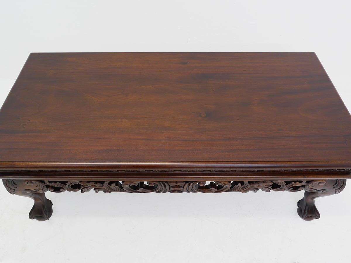 Wunderschöner Couchtisch aus Massivholz im Chippendale Stil Tische